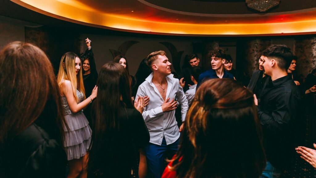 Os Melhores Aplicativos de Karaokê para Cantar com Amigos: Guia Definitivo para Noites Inesquecíveis 2 Para aplicativos de karaokê para cantar com amigos, as melhores opções incluem Smule, Karaokê da Stingray, e o app do YouTube