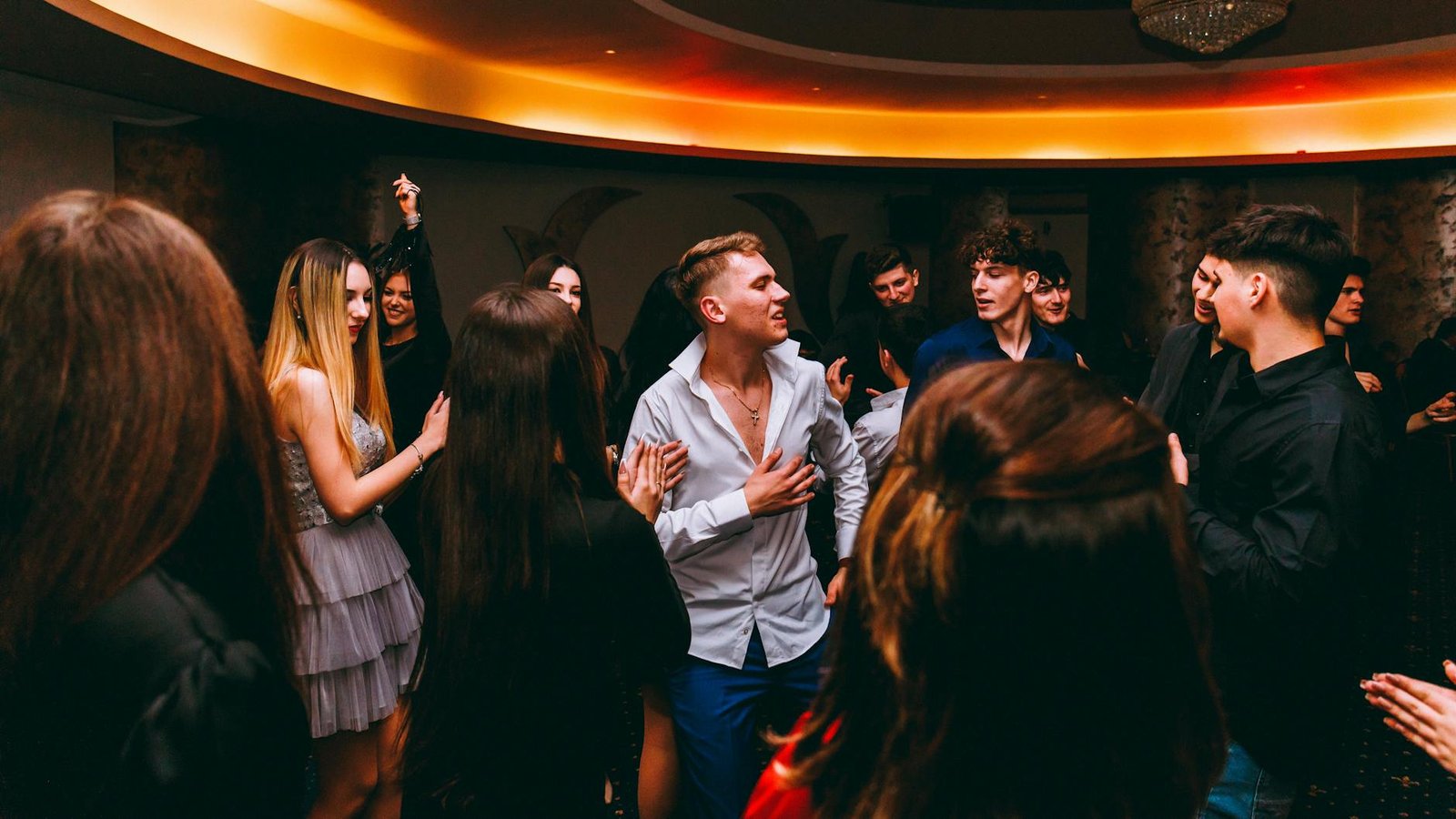 Para aplicativos de karaokê para cantar com amigos, as melhores opções incluem Smule, Karaokê da Stingray, e o app do YouTube