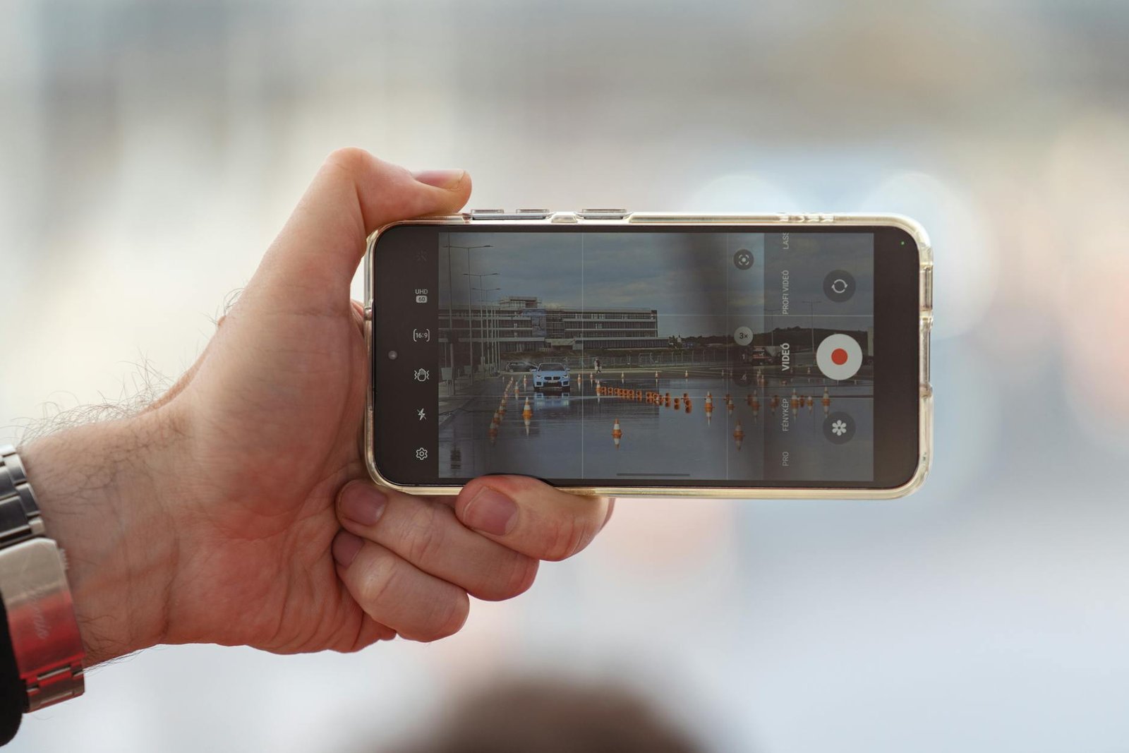 Para gravar a tela do celular com áudio interno, utilize aplicativos como AZ Screen Recorder, DU Recorder, Mobizen, XRecorder