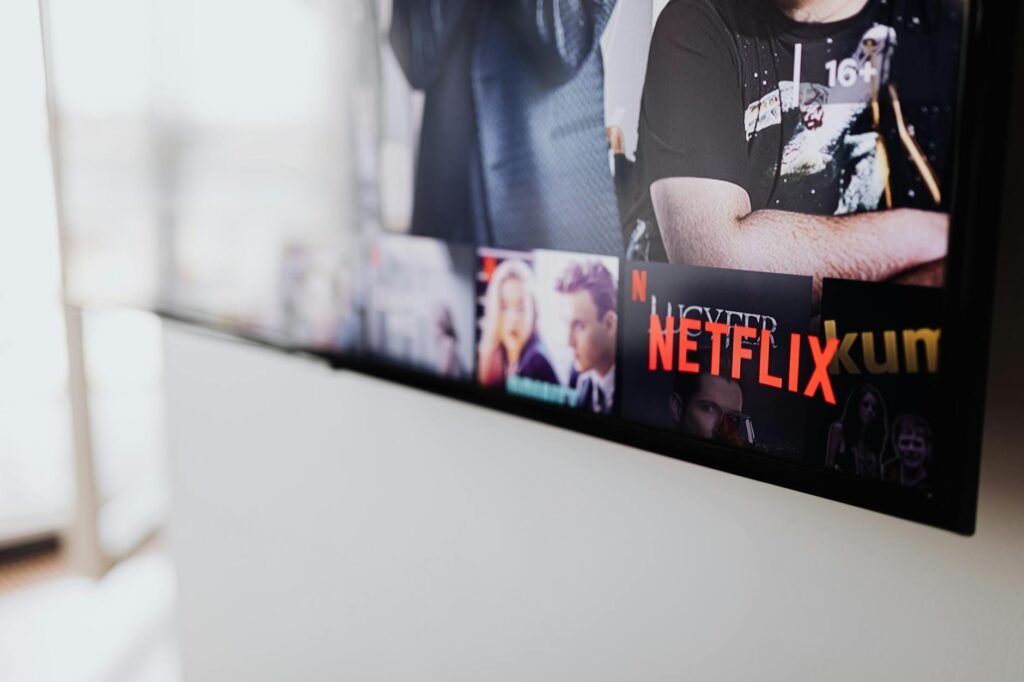 Para escolher o melhor aplicativo de streaming entre Netflix, Prime Video, Disney+ e Max, é essencial considerar seus interes