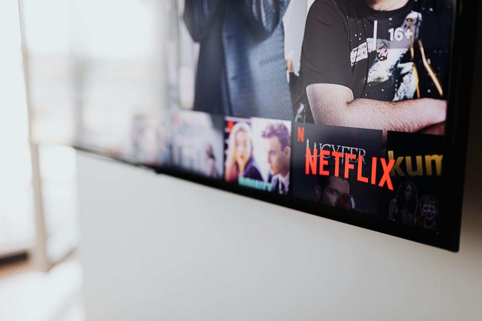 Para escolher o melhor aplicativo de streaming entre Netflix, Prime Video, Disney+ e Max, é essencial considerar seus interes