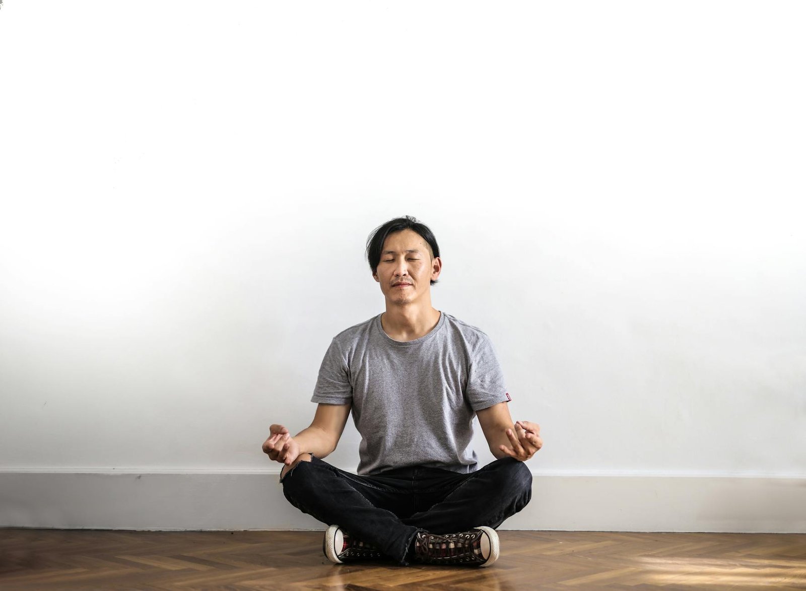 Para os melhores aplicativos de meditação e mindfulness para reduzir a ansiedade, destacam-se opções como Headspace, Calm, In