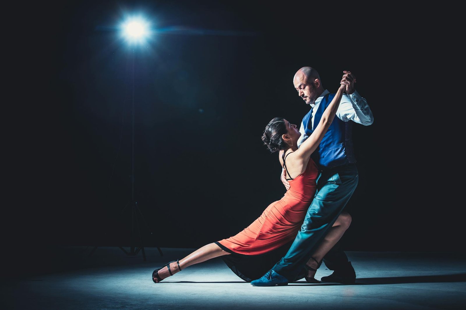 Como Aprender Dança de Salão Sozinho em Casa com Vídeos: O Guia Completo para Iniciantes — como aprender dança de salão sozin