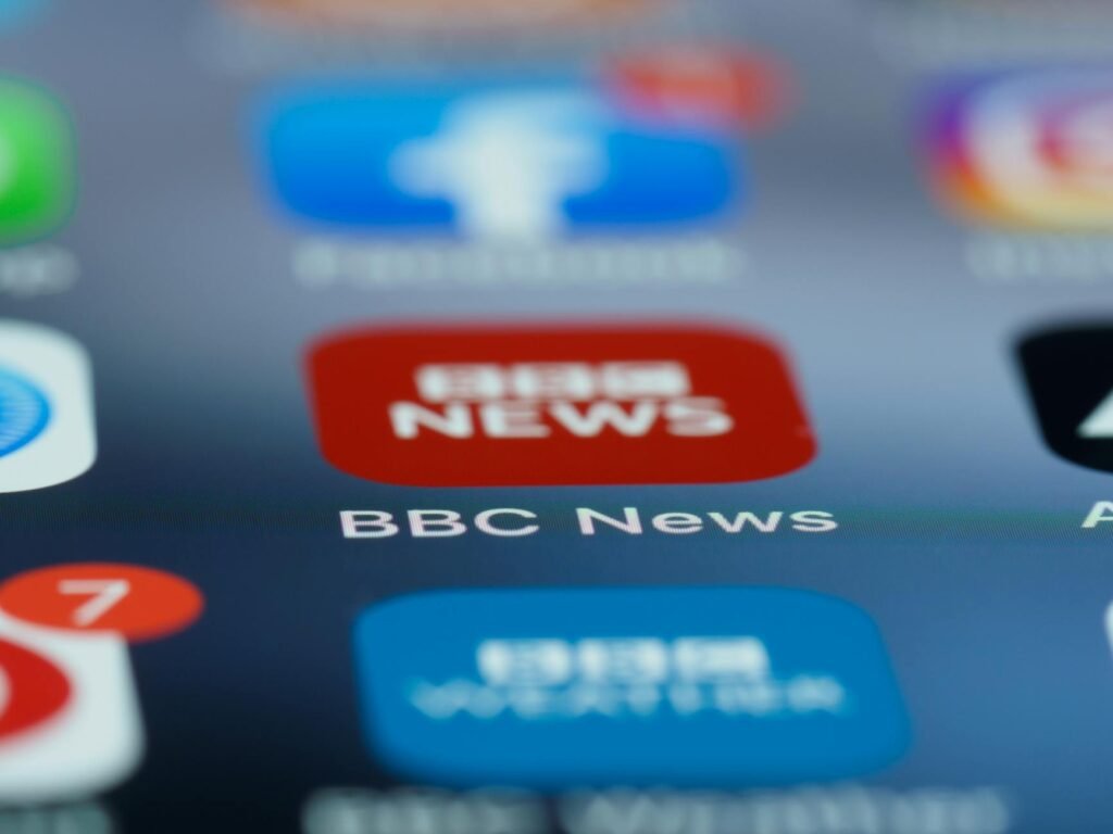 Impacto das redes sociais na forma como consumimos notícias — impacto das redes sociais na forma como consumimos notícias | b