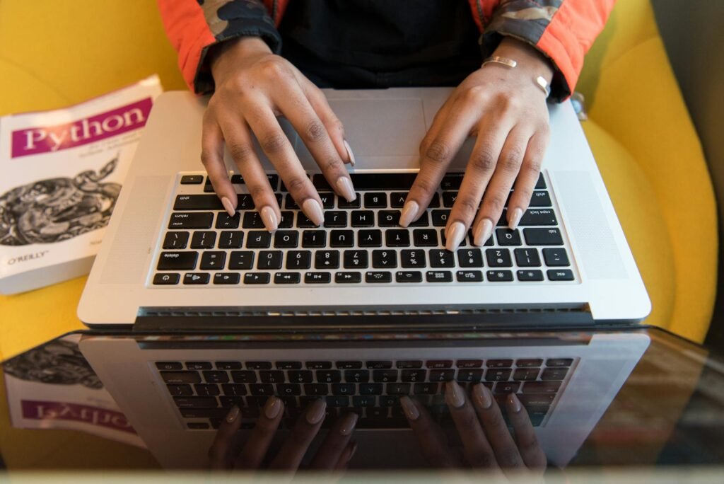 Desvende o Código: Os Melhores Cursos Online Gratuitos para Aprender Programação e Alavancar Sua Carreira — melhores cursos o